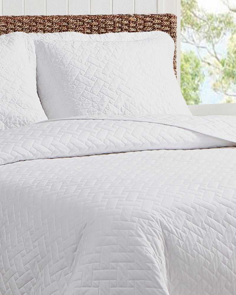 Raffia Solid 3-Piece Full/Queen Quilt Set - White
