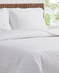 Raffia Solid 3-Piece Full/Queen Quilt Set - White