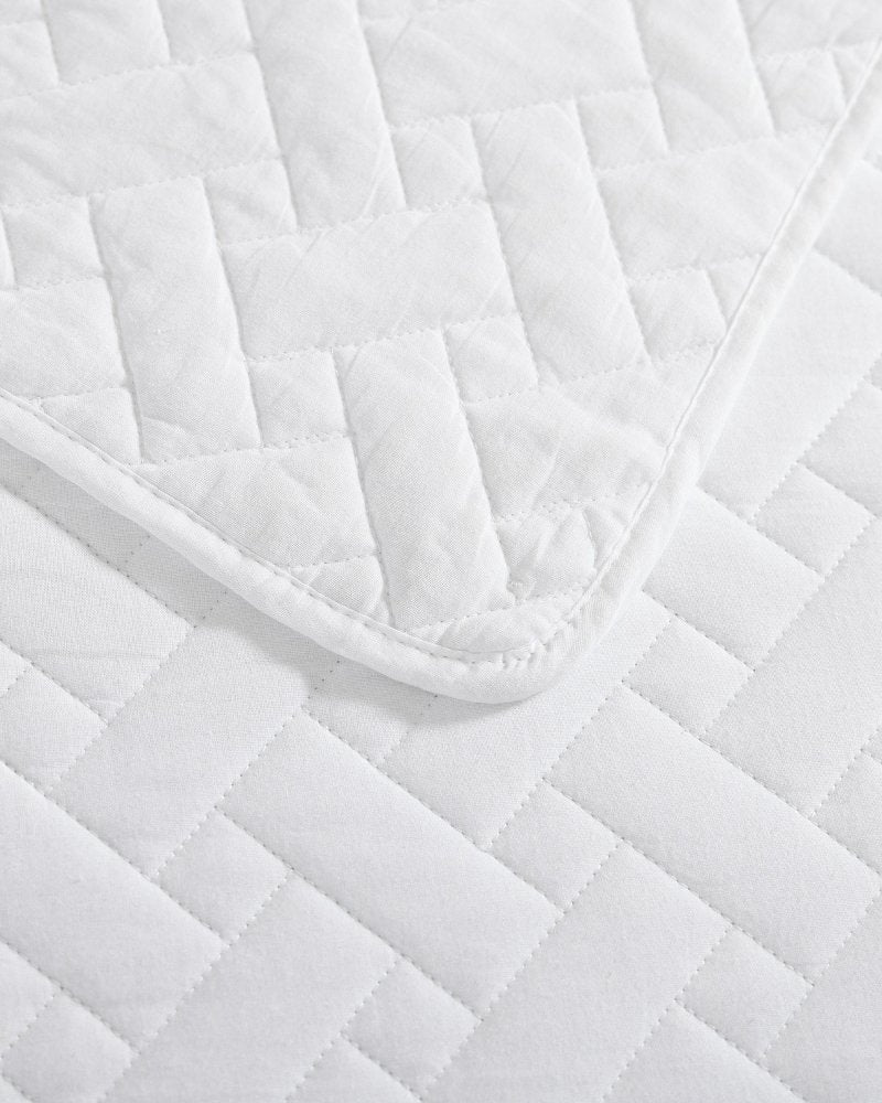 Raffia Solid 3-Piece Full/Queen Quilt Set - White