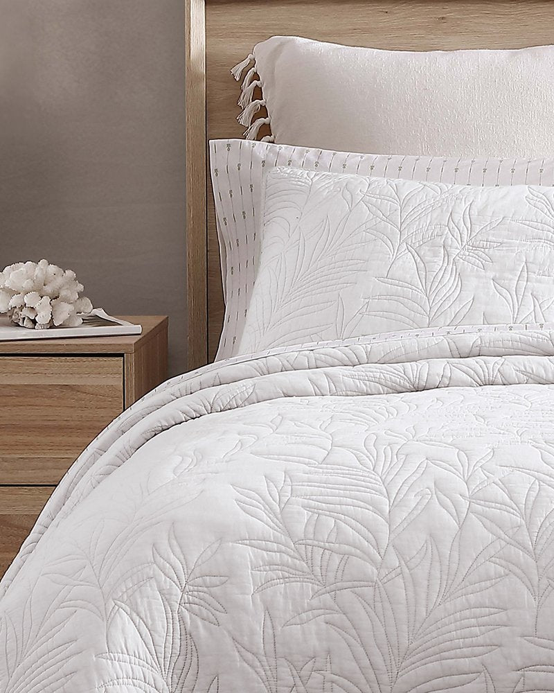 Solid Costa Sera Full/Queen Quilt - White