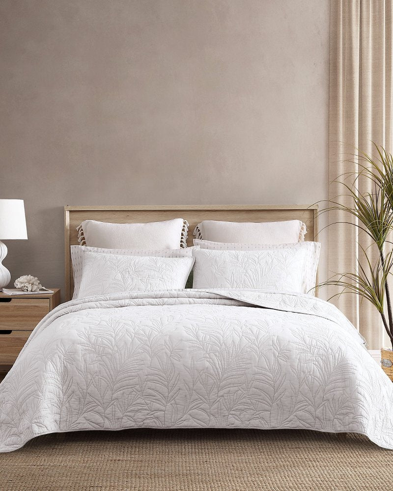 Solid Costa Sera Full/Queen Quilt - White